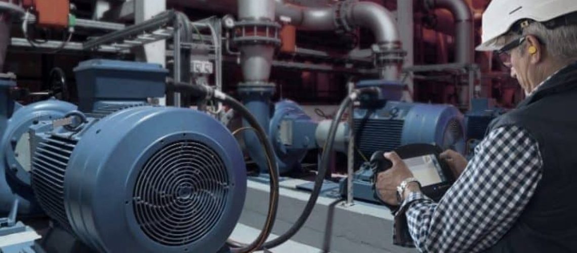 manutencao-preditiva-Tecnico-com-aparelho-de-analise-de-vibracao-1200x675